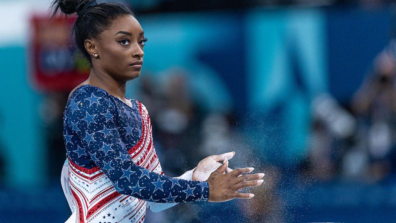 Simone Biles osoitti huippukuntonsa joukkuekisan finaalissa tiistaina. 