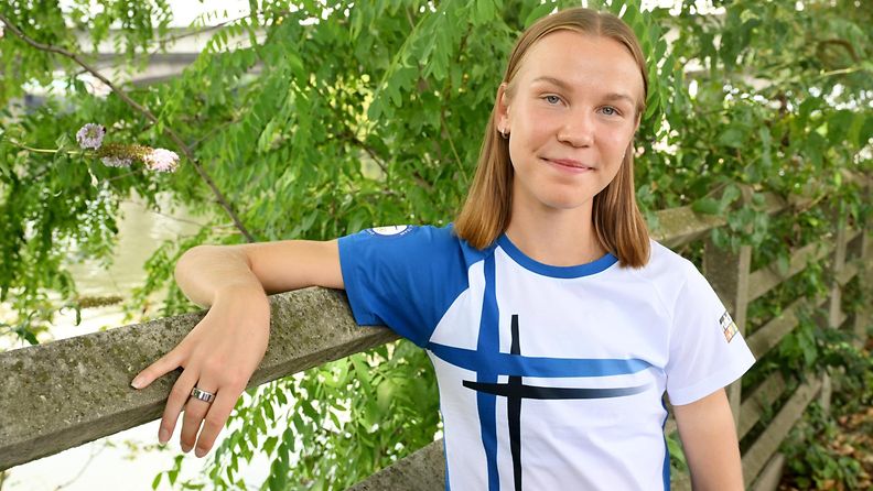 Ilona Mononen olympiakylän liepeillä perjantaina. 