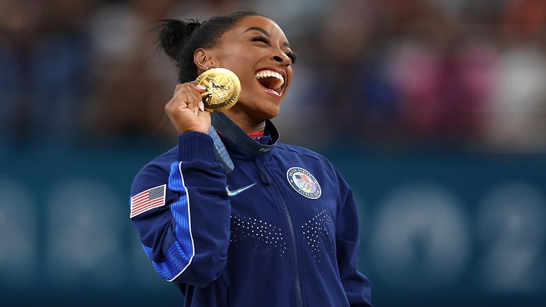 Simone Biles juhli lauantaina jo kolmatta kultamitaliaan Pariisin kisoissa. 