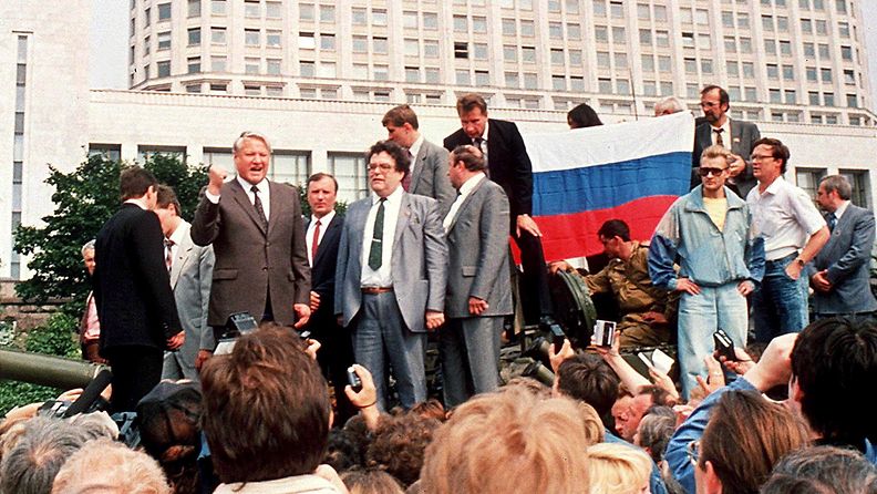 Venäjän presidentin Boris Jeltsinin panssarivaunun päällä pitämä puhe 19. elokuuta 1991 on jäänyt historiaan. Kovan linjan kommunistien vallankaappausyritys epäonnistui ja Mihail Gorbatshov menetti valtansa.