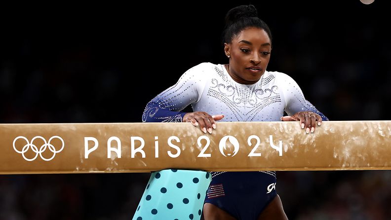 Simone Biles putosi puomilta olympiafinaalissa. 