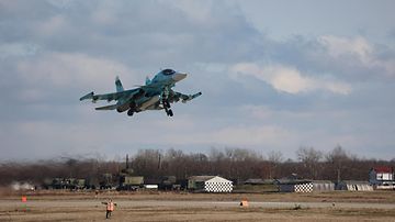 Venäjän Su-34-hävittäjä Krasnadorin lentokentällä tammikuussa 2022.