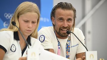 Heili ja Fredu Sirviö Suomen olympiajoukkueen pressissä heinäkuun lopussa Pariisissa. 