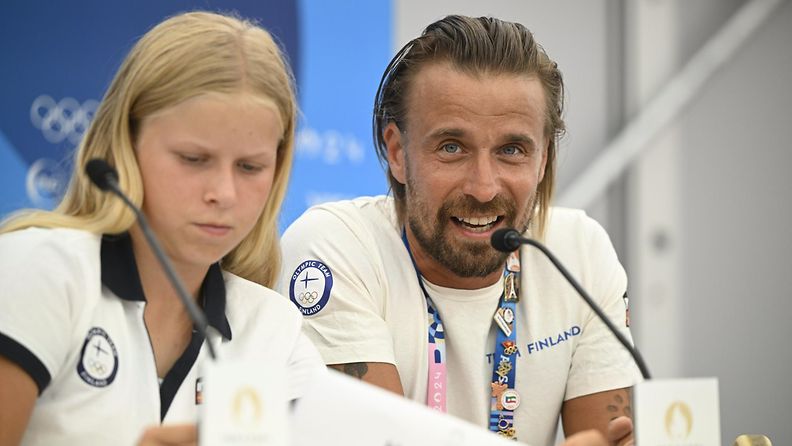 Heili ja Fredu Sirviö Suomen olympiajoukkueen pressissä heinäkuun lopussa Pariisissa. 