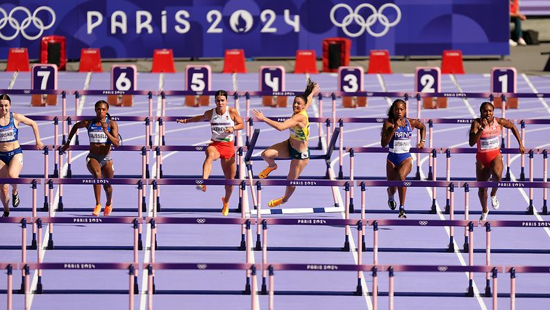 Tästä käynnistyivät Michelle Jenneken ongelmat. Reetta Hurske aivan kuvan vasemmassa reunassa. 