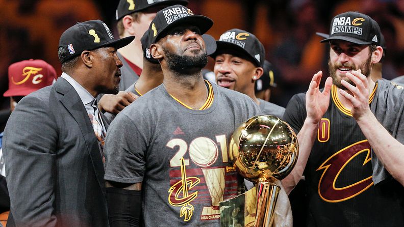 LeBron Jamesin uran ikimuistoisin voitto: Cleveland kaatoi ennakkosuosikki Golden Staten NBA-finaalien 7. ottelussa kesällä 2016.