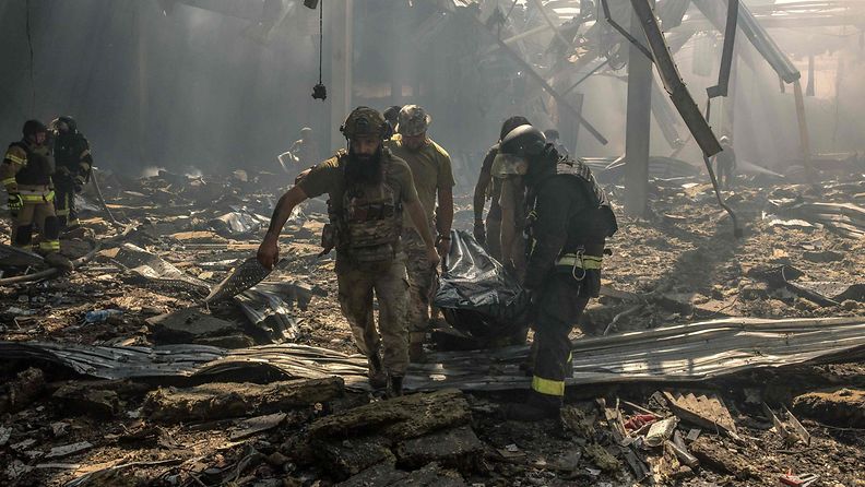 Pelastajat kantavat ruumista Donetskissa 9. elokuuta.