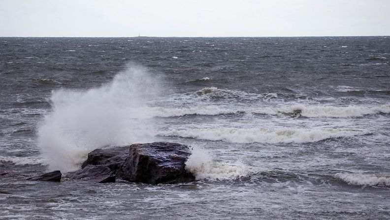 Myrskyävä meri Pyhärannan Rihtniemessä 24.8.2024