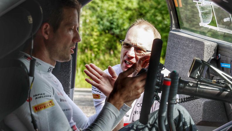 Sébastien Ogier (vas.) on ollut Toyotan paras kuski kuluvalla kaudella. Jari-Matti Latvalalla oli asiaa Ogierille Suomen MM-rallissa elokuun alussa.  