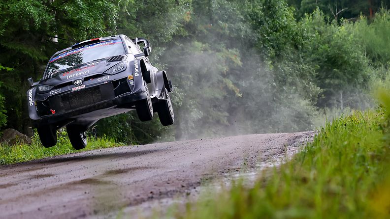 Sébastien Ogier voitti Suomen MM-rallin Kalle Rovanperän epäonnisen keskeytyksen seurauksena. 