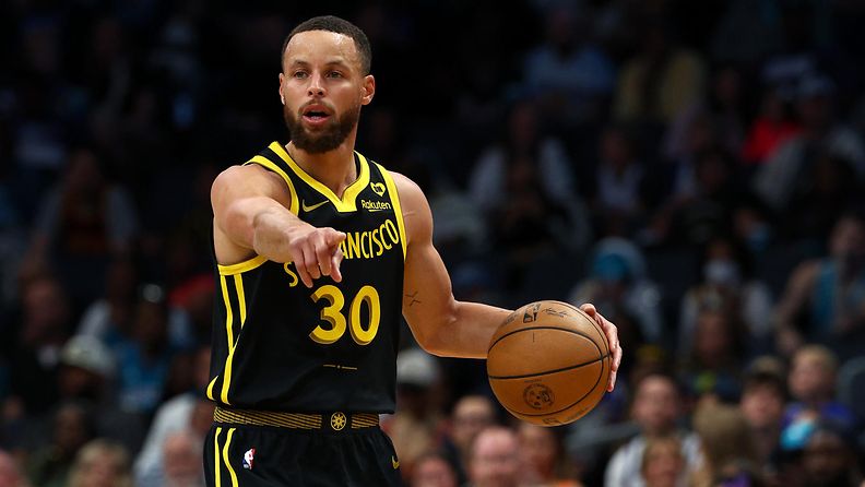 Stephen Curry päättänee uransa Golden State Warriorsissa. 