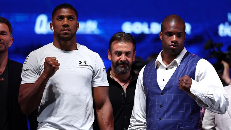 Anthony Joshua (vas.) on suosikki ottelussaan Daniel Dubois'ta (oik.) vastaan. 