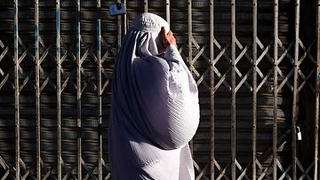 Burkaan pukeutunut nainen Afghanistanissa.