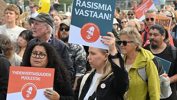 LK 30.8.2024 asismi tappaa -lakana Sinimustaa hallitusta vastustavassa mielenosoituksessa Helsingissä 12. elokuuta 2023.