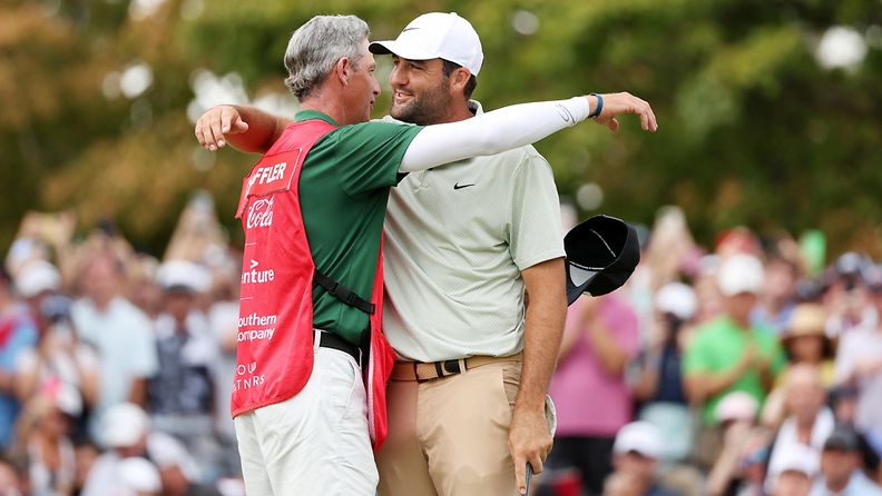 PGA-kauden mestaruus ratkesi sunnuntaina. Ted Scott ja Scottie Scheffler halasivat voiton kunniaksi. 