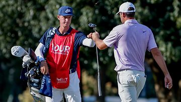 Nykygolfin kovin aisapari, Scottie Scheffler (oik.) ja caddie Ted Scott. 