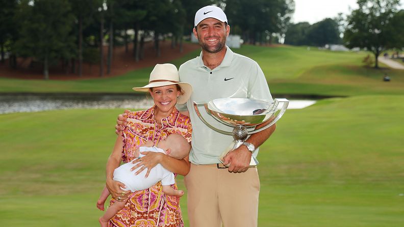 Scottie Scheffler säteili PGA-kiertueen voittopokaalin ja vaimonsa Meredithin kanssa sunnuntaina Atlantassa. Äitinsä sylissä nukkuva Bennett-poika on jo tottunut isänsä menestykseen. 