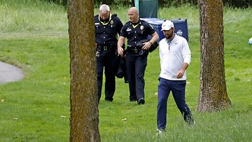 Poliisit seurasivat Scottie Schefflerin (oik.) liikkeitä tämän pidätyksen jälkeen Valhalla-golfklubilla Kentuckyssa 17. toukokuuta.