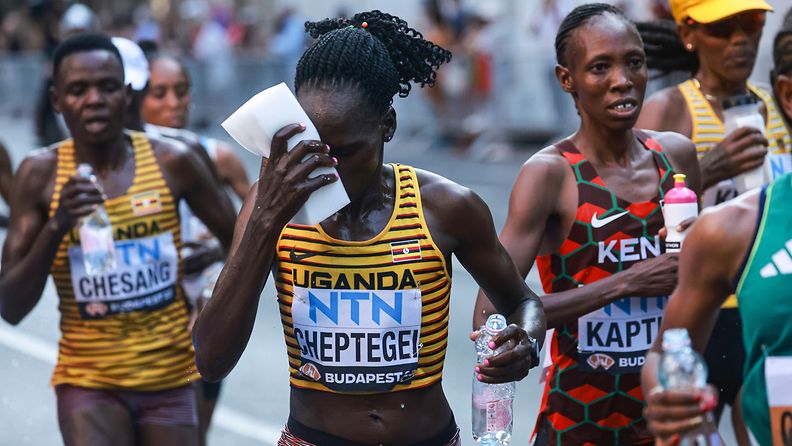 Rebecca Cheptegei (kesk.) Budapestin MM-maratonilla elokuussa 2023. 