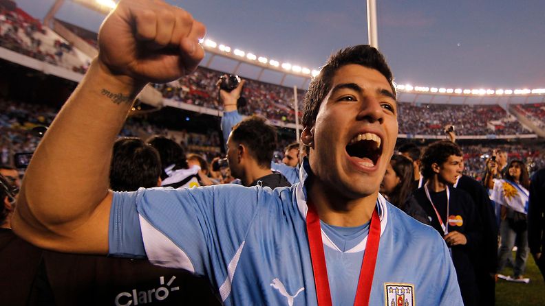 Luis Suarez juhli Copa American mestaruutta vuonna 2011. 