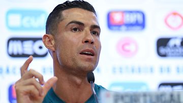 Cristiano Ronaldo kommentoi uransa jatkoa Lissabonissa maanantaina. 