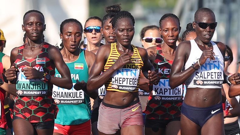 Rebecca Cheptegei (kesk.) Budapestin MM-maratonilla elokuussa 2023. 