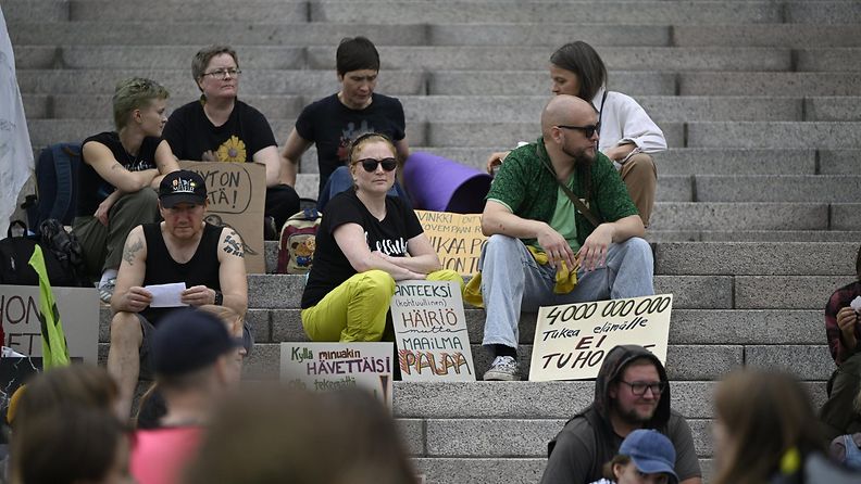 LK 3.9.2024 Mielenosoittajia ympäristöjärjestö Elokapinan Kiehumispiste-mielenosoituksessa Eduskuntatalon edessä Helsingissä 3. syyskuuta 2024.