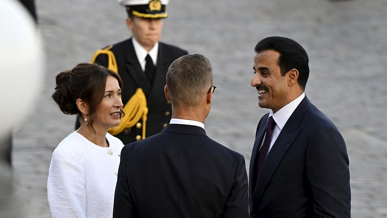 LK 4.9.2024 Qatarin emiiri, sheikki Tamim bin Hamad al-Thani (oik.), presidentti Alexander Stubb (kesk.) ja rouva Suzanne Innes-Stubb tervetulotilaisuudessa Presidentinlinnan edustalla Helsingissä 4. syyskuuta 2024.