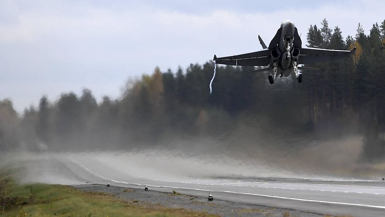 Hornet-hävittäjä ilmassa Karjalan lennoston järjestämässä Baana 2016 -lentotoimintaharjoituksessa Heinolan Lusin varalaskupaikalla 28. syyskuuta 2016.