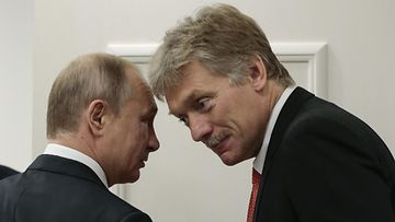 Venäjän presidentti Vladimir Putin ja Kremlin tiedottaja Dmitri Peskov kesäkuussa 2019.