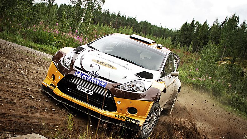 Jari Ketomaa Fordin WRC-auton ratissa.