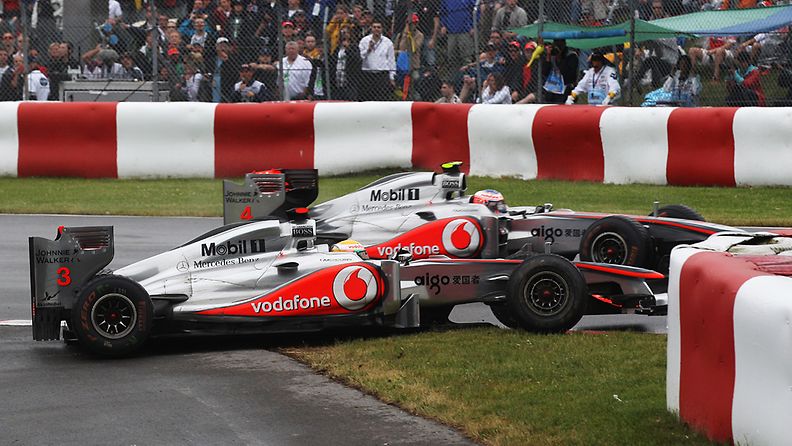 Jenson Button ja Lewis Hamilton osuivat yhteen 