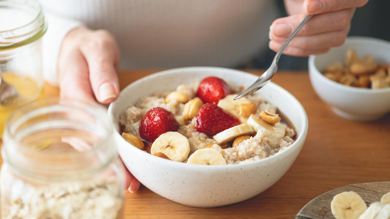 kaurapuuroa mansikoiden ja banaanin kera