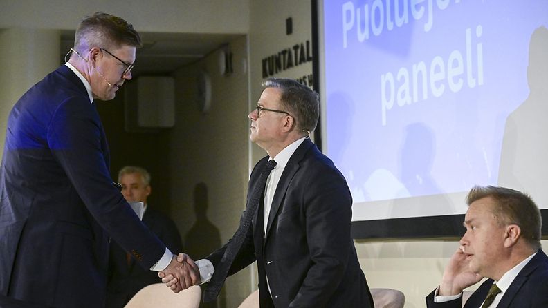 Pääministeri Petteri Orpo, SDP:n puheenjohtaja Antti Lindtman (vas.) ja keskustan puheenjohtaja Antti Kaikkonen (edessä) Kuntamarkkinoiden puoluejohdon paneelissa Helsingissä 18. syyskuuta 2024.