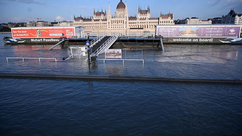 Parlamenttitalo Tonava-joen tulvavesien taustalla Budapestissa, Unkarissa keskiviikkona 18.9.2024. 