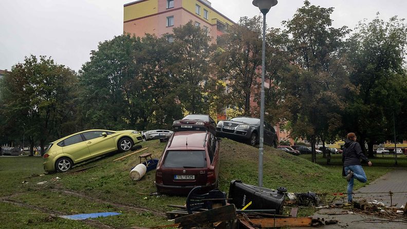 Asukkaat yrittivät suojata autojaan tulvalta ajamalla ne pienen kukkulan päälle Krnovissa, Tshekeissä 16. syyskuuta.