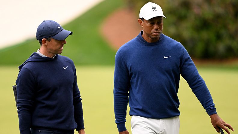 Rory McIlroy (vas.) ja Tiger Woods ovat olleet PGA-kiertueen edustajia sopimusneuvotteluissa. 