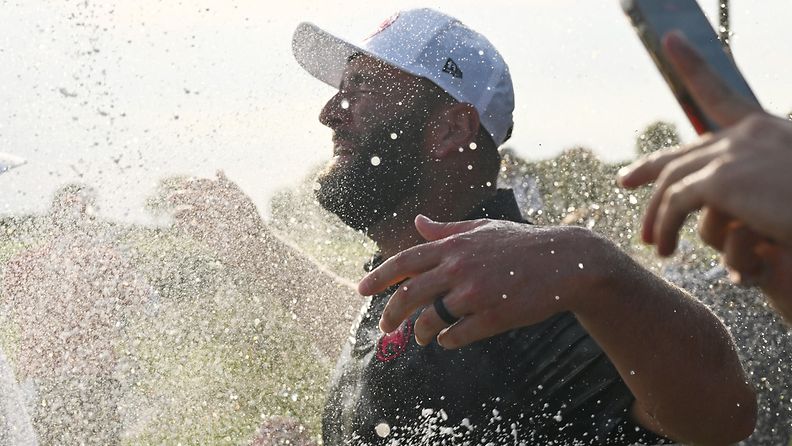 Jon Rahm juhli kuohuvalla varmistettuaan LIV-kiertueen kokonaiskisan voiton syyskuun puolivälissä Chicagossa. 