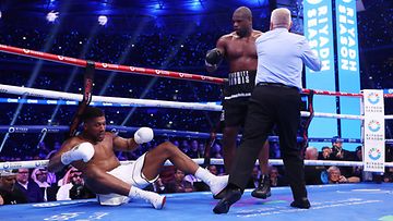 Ottelun kuva: Anthony Joshua ongelmissa, Daniel Dubois vahvoilla. 