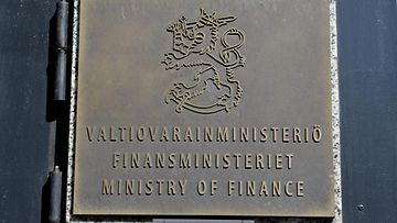 Valtiovarainministeriön kyltti VM:n talon ulkopuolella Helsingin Kruununhaassa osoitteessa Mariankatu 9.