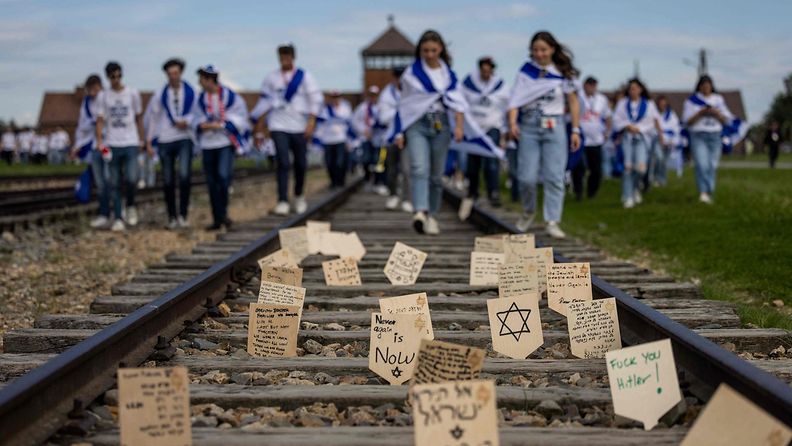 LK 23.9.2024 ”Elävien marssin” viestejä ja rukouksia sisältäviä puulaattoja Auschwitz-Birkenaun kuolemanleirille johtavilla raiteilla Puolassa 6. toukokuuta 2024.