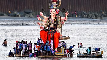 LK 26.9.2024 Ihmiset valmistautuvat upottamaan norsunpäisen hindujumala Ganeshan patsaan Arabianmereen Mumbaissa Intiassa 17. syyskuuta 2024 Ganesh Chaturthi -festivaalin viimeisenä päivänä.