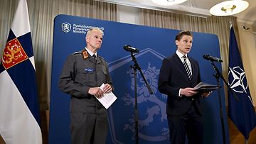 Maavoimien komentaja Pasi Välimäki ja puolustusministeri Antti Häkkänen tiedotustilaisuudessa Helsingissä.