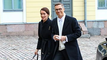 AOP Vastavalittu presidentti Alexander Stubb (oik.) ja hänen vaimonsa Suzanne Innes-Stubb (vas.) saapuivat Presidentinlinnaan Helsingissä 01. maaliskuuta 2024.