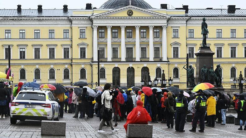 LK 27.9.2024 Aktivismiliike Elokapinan Kiehumispiste -mielenosoitus Sernaatintorilla Helsingissä 27. syyskuuta 2024.