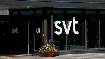 SVT:n pääovet ennen maalihyökkäystä kesällä 2024.