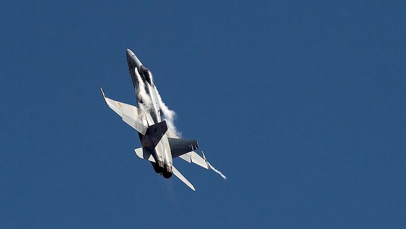 F-18 Hornet -hävittäjä Espanjassa näytöslennolla.