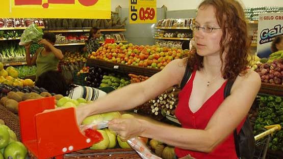 Päivi ostoksilla supermarketissa Brasiliassa.