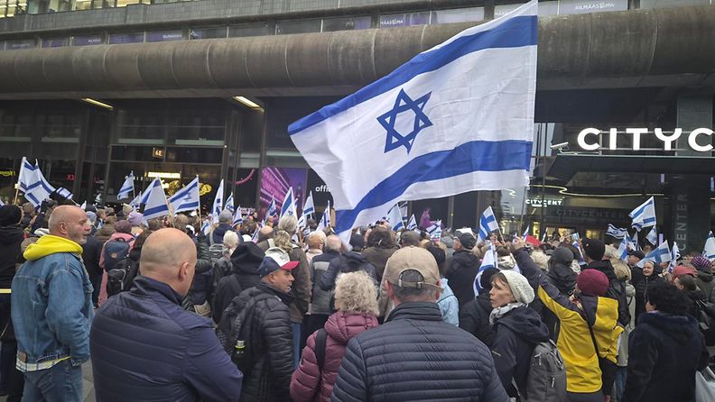 071024 Helsingin keskustassa osoitetaan mieltä Israelin puolesta 7.10.24