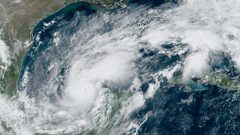 Maanantaina 7. lokakuuta otettu satelliittikuva näyttää, kuinka hurrikaani Milton voimistuu ennen kuin sen odotetaan osuvan Floridaan Meksikonlahdella.